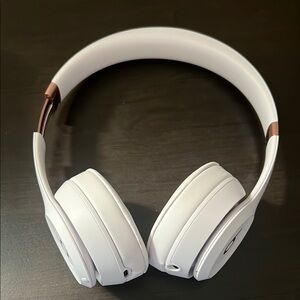 Beats Solo 4 - Cloud Pink